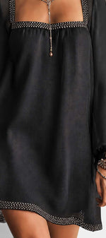 Robe courte Mahaute Honoria à col carré, manches longues et détails en dentelle, élégante et sophistiquée.