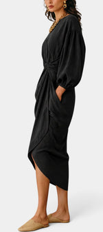 Robe mi-longue Mahaute Merjem avec taille nouée, tissu drapé et manches ballon, élégante et fluide.