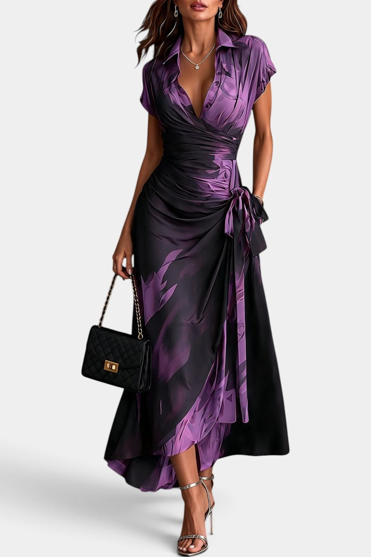 Robe longue asymétrique Mahaute Ajla avec imprimé floral, col chemise et taille nouée, portée avec accessoires.