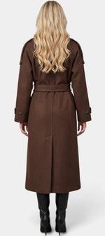 Trench long Mahauté Radegonde avec ceinture, double boutonnage et épaulettes, porté sur mannequin en image.