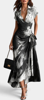 Robe longue Mahaute Ajla à imprimé floral asymétrique, col chemise et taille nouée, portée élégamment.