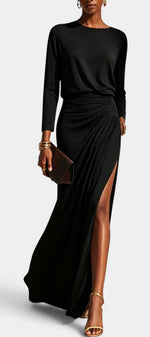 Robe longue Mahaute Lowenna en tissu drapé avec manches longues et fente latérale, portée sur un mannequin.