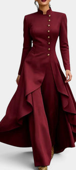 Ensemble tailleur pantalon et manteau long structuré Mahaute avec boutons dorés, style élégant et sophistiqué, vue de l'ensemble complet.