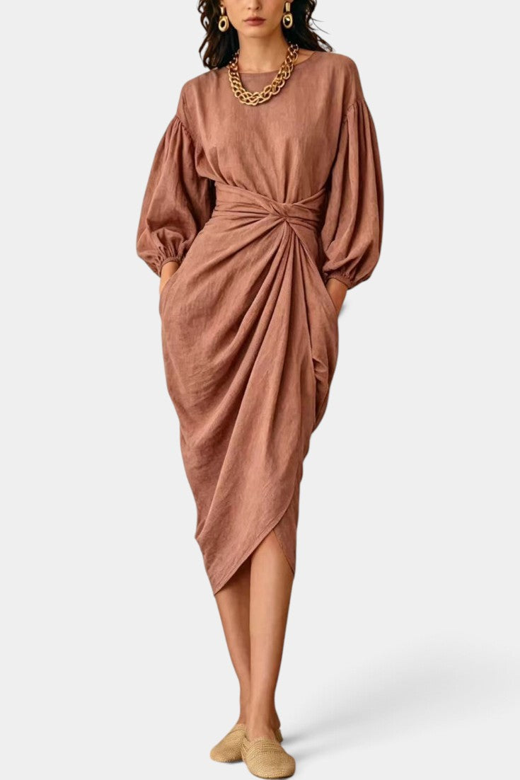 Robe mi-longue Mahaute Merjem avec tissu drapé, taille nouée et manches ballon, élégante et fluide.