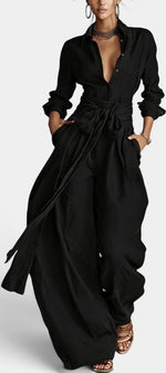 Combinaison large Mahaute Alethea avec col chemise, taille nouée et pantalon ample, portée en contexte décontracté.