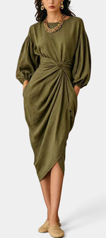 Robe mi-longue Mahaute Merjem, robe drapée à taille nouée et manches ballon, en tissu fluide et élégant.