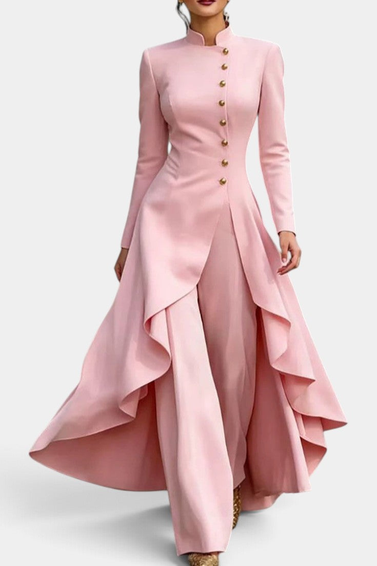 Ensemble tailleur pantalon et manteau long structuré Mahaute avec boutons dorés, look élégant et sophistiqué.