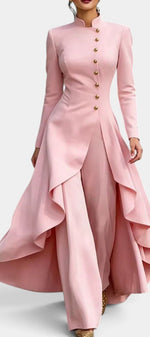 Ensemble tailleur pantalon et manteau long structuré Mahaute avec boutons dorés, look élégant et sophistiqué.