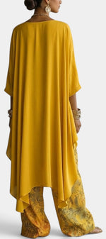 Ensemble deux pièces Mahaute avec top asymétrique col rond et pantalon large à imprimé floral, mode élégante et confortable.