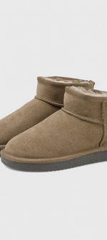Bottines en cuir d’agneau beige Mahaute avec doublure shearling et semelle imperméable, mode élégante et confortable.