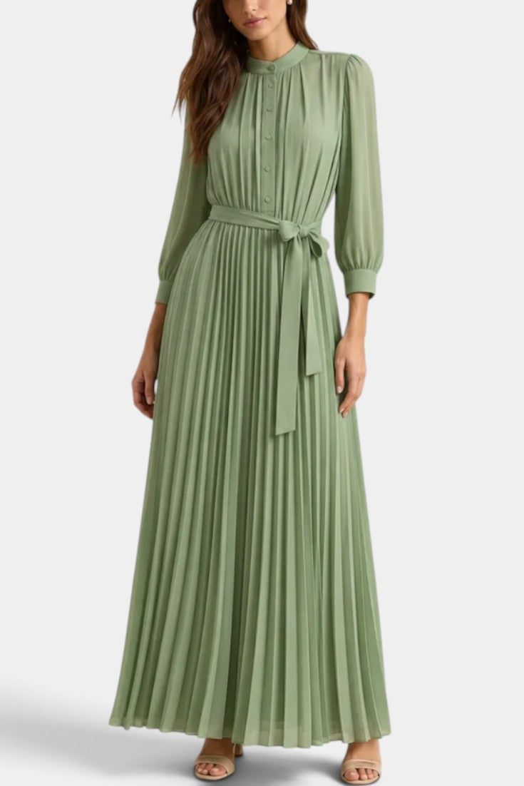 Robe longue en dentelle florale Mirelda de Mahaute avec boutons et taille nouée, portée élégante et féminine.