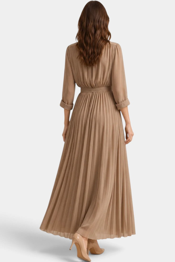 Robe longue en dentelle florale Mirelda de Mahaute avec boutons et taille nouée, portée sur un mannequin.