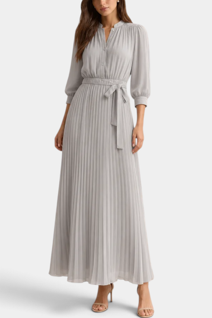 Robe longue en dentelle florale Mirelda de Mahaute avec boutons et taille nouée, portée élégante et féminine.
