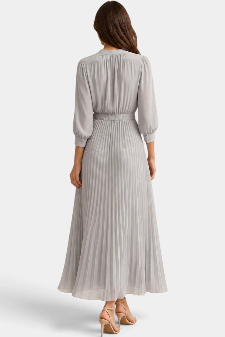 Robe longue en dentelle floreale Mirelda de Mahaute avec boutons et taille nouée, détails visibles sur la image.