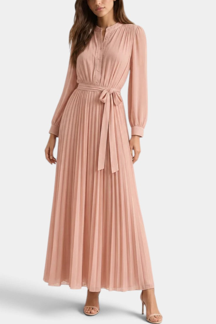 Robe longue en dentelle florale avec boutons et taille nouée, de la marque Mahaute, portée avec des accessoires élégants.
