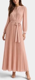 Robe longue en dentelle florale avec boutons et taille nouée, de la marque Mahaute, portée avec des accessoires élégants.