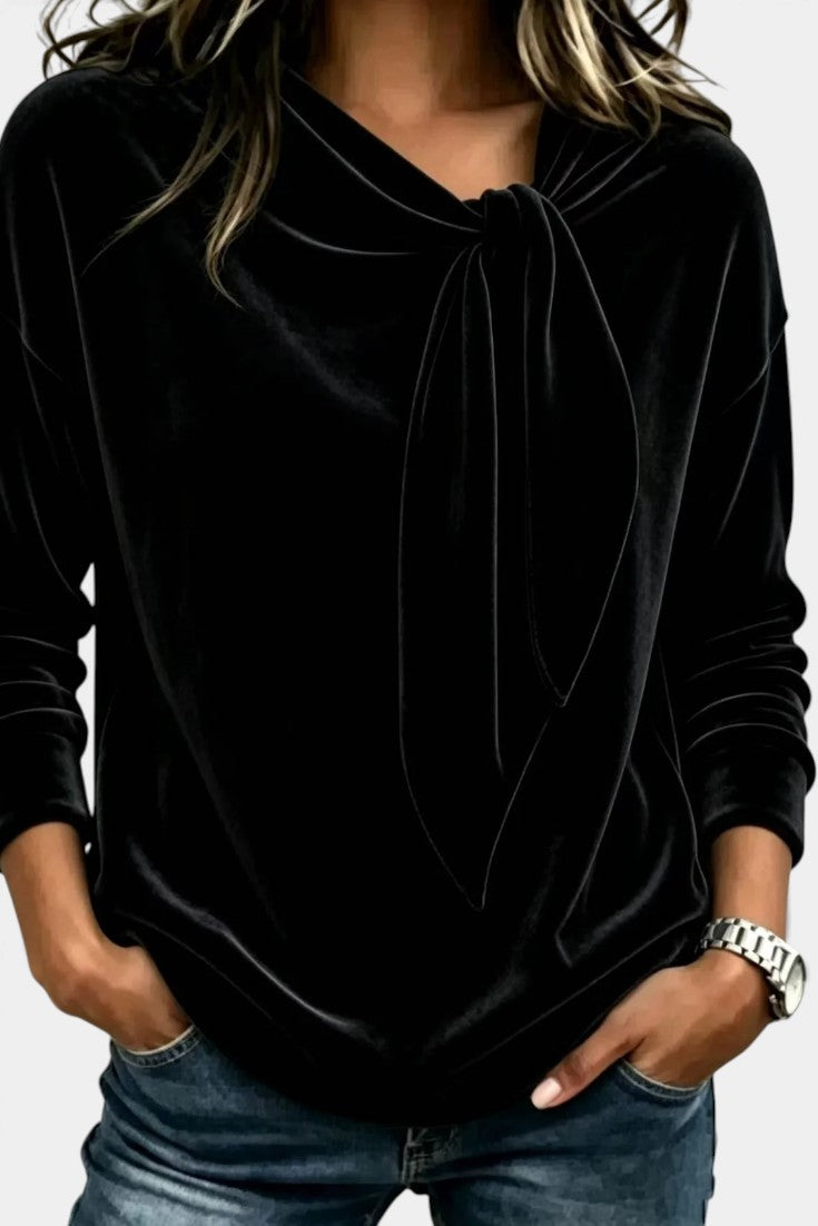 Blouse en velours Mahaute Solévia avec col lavallière et manches longues, porté sur un fond neutre.