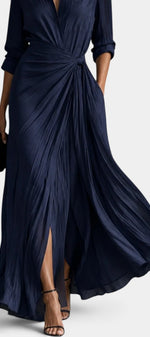 Robe longue chemise Mahaute Bryony avec taille nouée, décolleté en V, fente frontale, tissu fluide et élégant.
