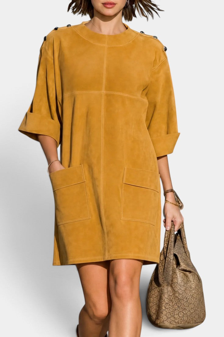 Robe courte Mahaute Éléonice en daim avec boutons aux épaules et poches plaquées, style élégant et tendance.