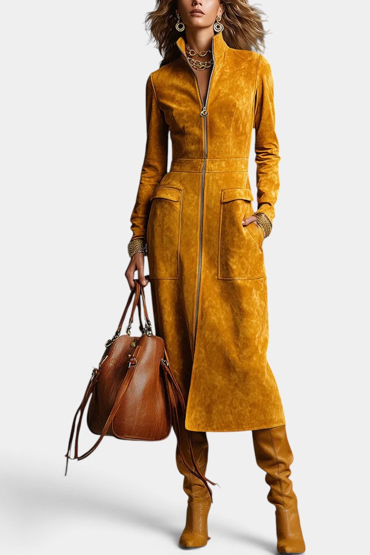 Robe longue effet daim Mahaute avec col montant zippé, poches plaquées, style mi-long élégant et tendance.