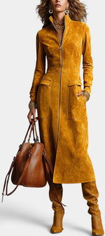 Robe longue effet daim Mahaute avec col montant zippé, poches plaquées, style mi-long élégant et tendance.
