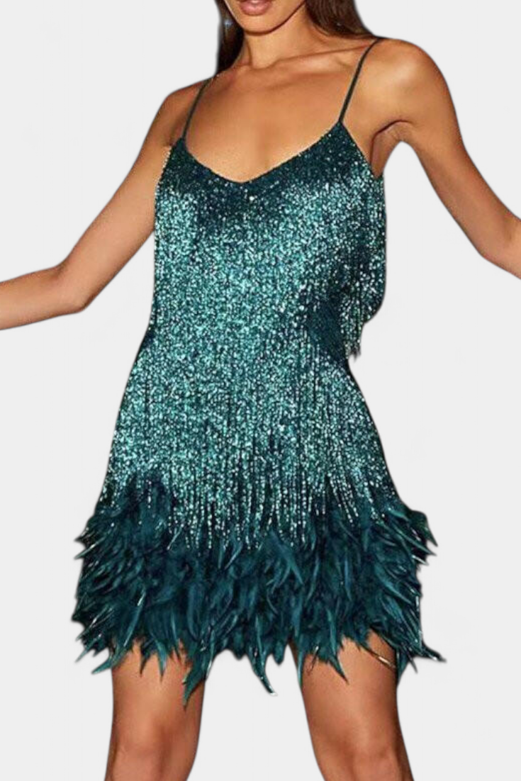 Sheril Robe Mini à Détails en Plumes et Silhouette Glamour