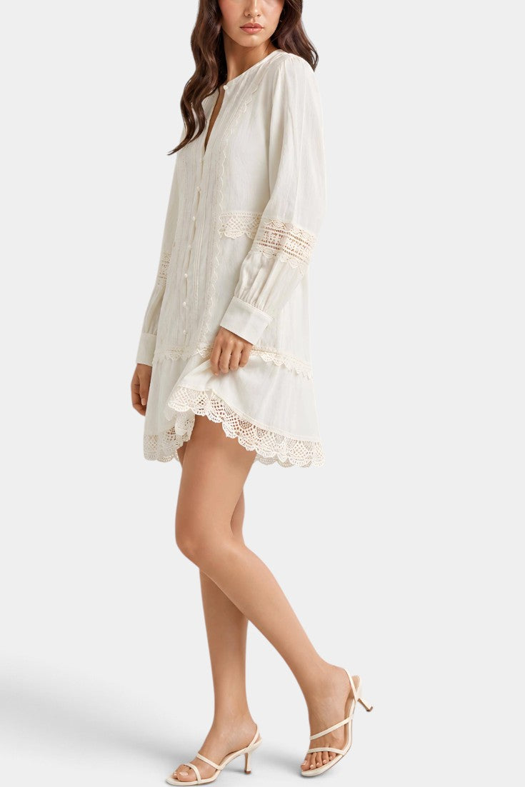 Robe courte Mahaute Muriel en dentelle ajourée avec boutons et manches longues, élégante et féminine.