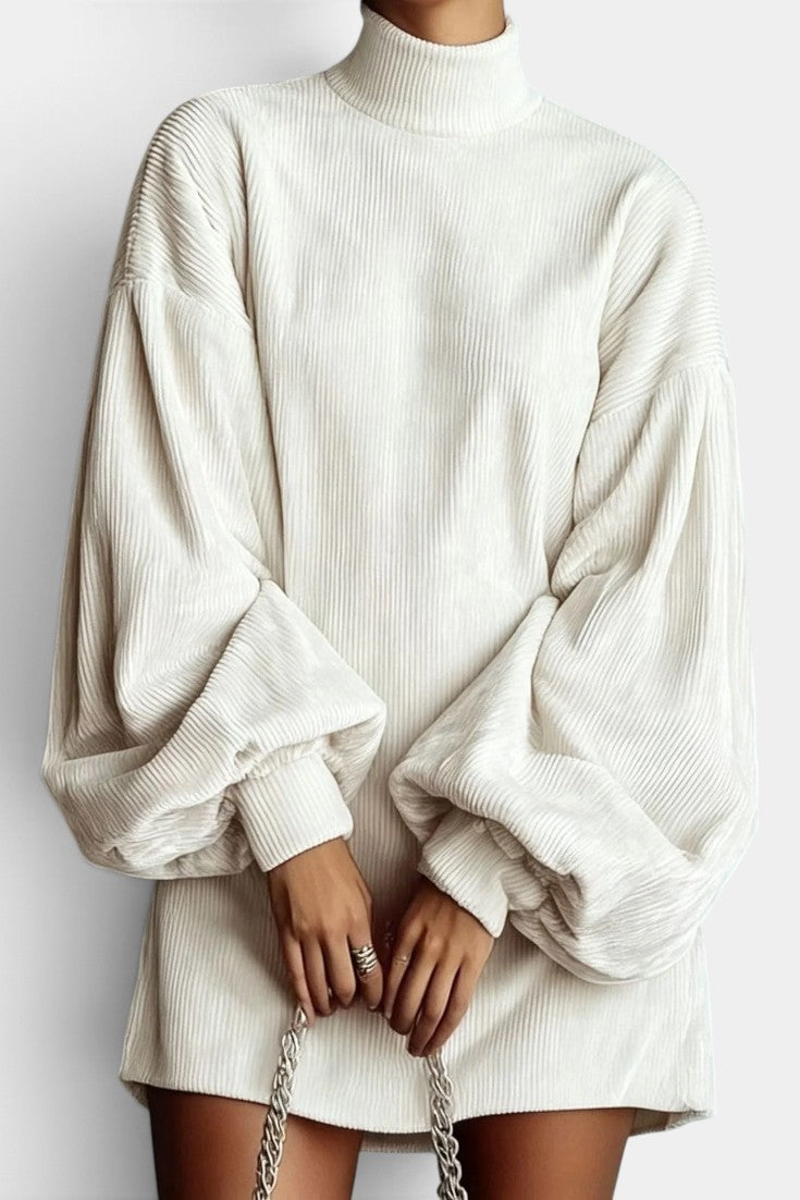 Robe courte en velours côtelé Azalaïs de Mahaute, col montant et manches ballon, portée élégante et tendance.