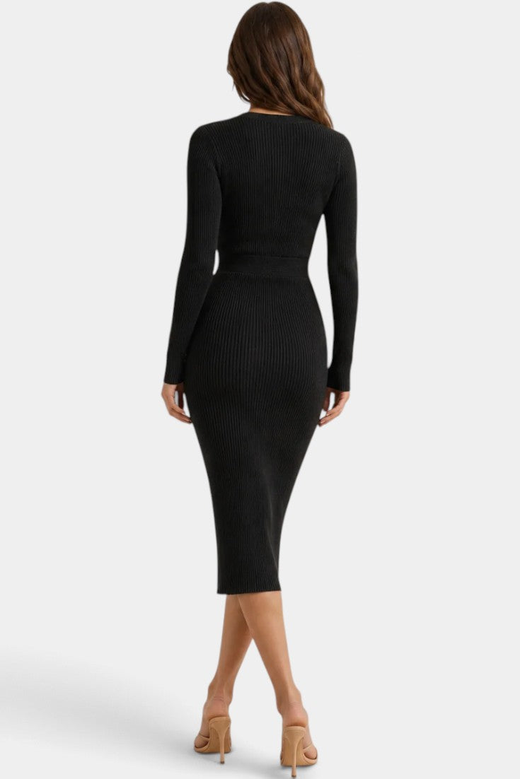 Robe mi-longue en maille côtelée Mahaute Orphélie avec col V et boutons décoratifs, portée sur mannequin, détail de la texture.