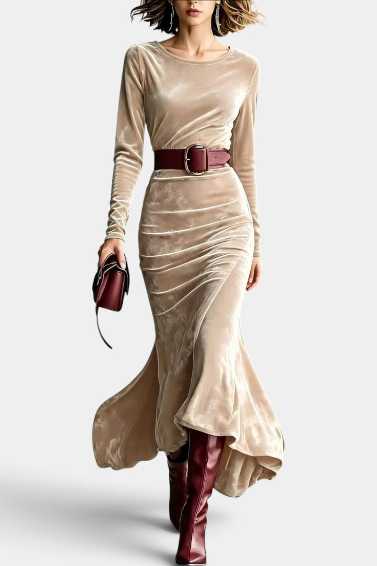 Robe longue en velours Mahaute Célanire avec drapé latéral et ourlet asymétrique, tissu élégant et sophistiqué.