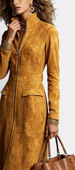 Robe longue effet daim avec col montant, fermeture zippée et poches plaquées, robe mi-longue de la marque Mahaute.