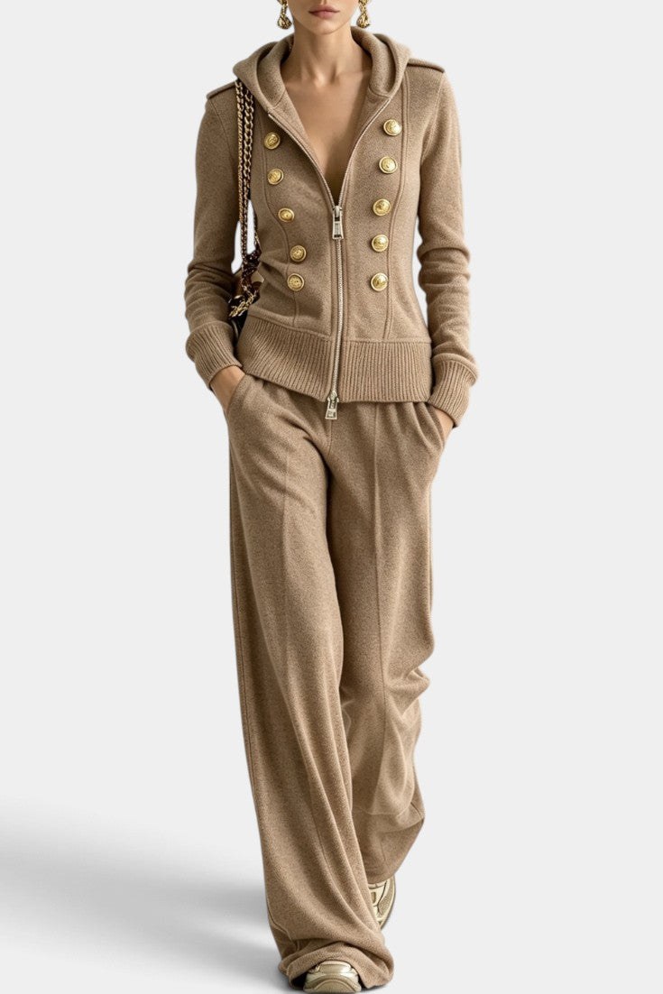 Ensemble Mahaute Cassiane avec veste à capuche zippée, boutons dorés et pantalon large, mode décontractée pour femmes.