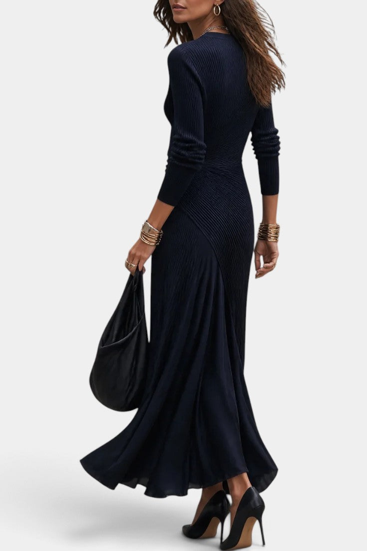 Robe longue Mahaute Kaat avec col V croisé, drapé plissé et jupe fluide, tissu léger et élégant.