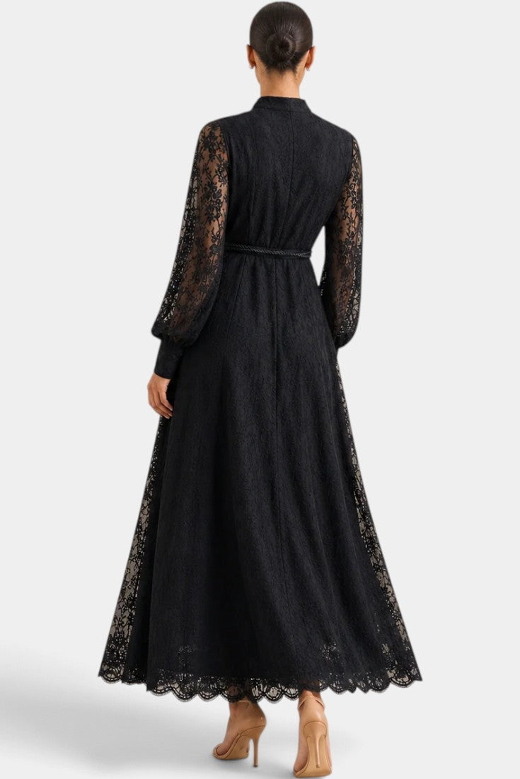 Robe longue plissée Mahaute Mélusine avec taille nouée et manches 3/4, tissu fluide et élégant.