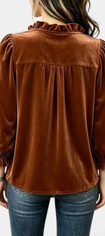 Blouse en velours Rovélia de Mahaute avec col V volanté et manches longues, couleur élégante, portée décontractée ou habillée