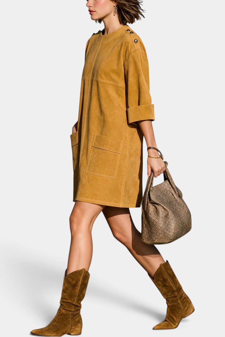 Robe courte Éléonice Mahaute en daim avec boutons aux épaules et poches plaquées, style élégant et tendance.