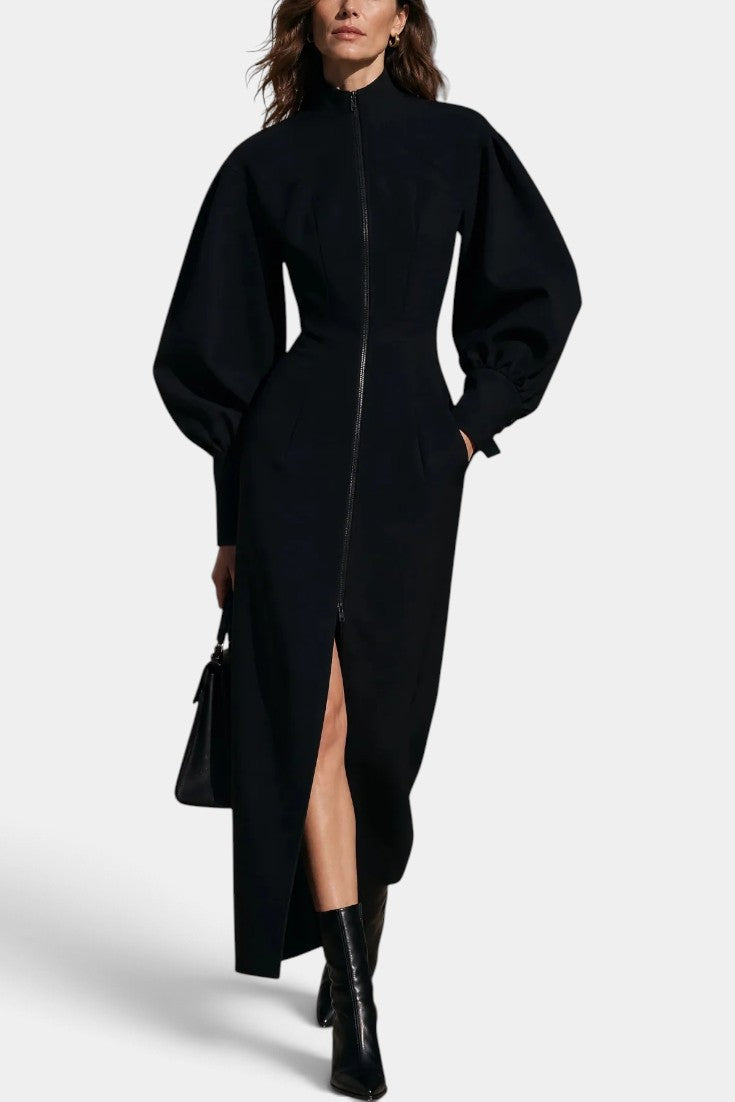 Robe longue Mahaute Nérélia avec col montant, manches bouffantes et fente frontale, en tissu élégant.