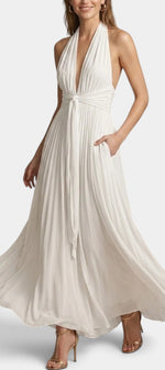 Robe longue Mahaute Séraphia avec col V, ceinture nœud et dos nu, design élégant et fluide pour occasion spéciale.