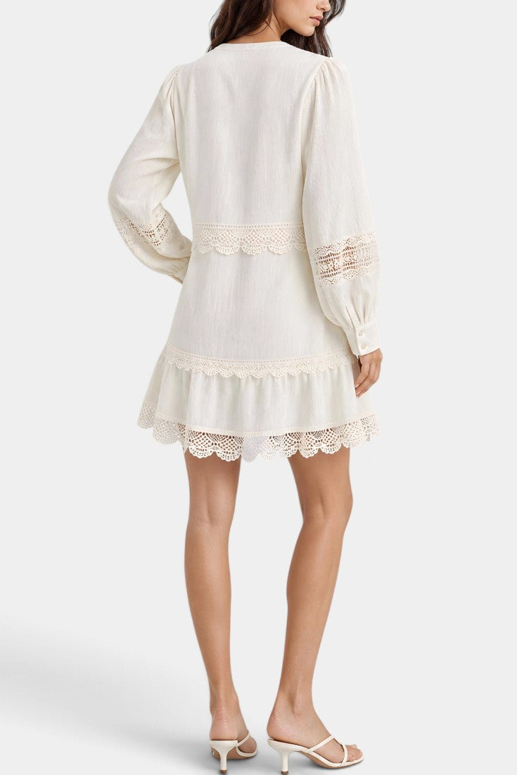 Robe courte Mahaute Muriel en dentelle ajourée avec boutons et manches longues, style élégant et féminin.