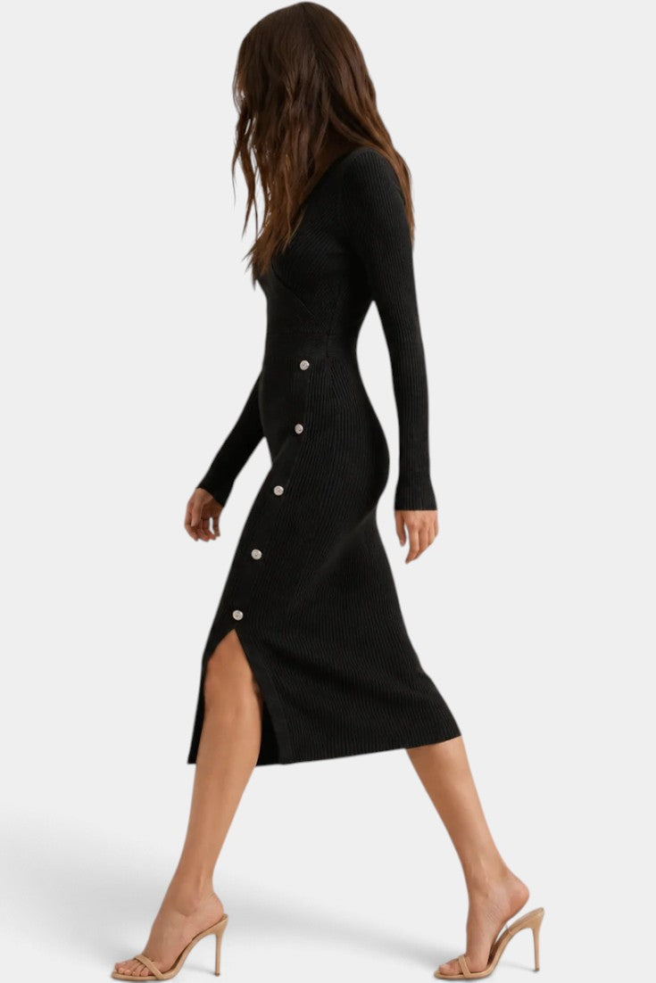Robe mi-longue en maille côtelée Mahaute Orphélie avec col V et boutons décoratifs, portée en détail.