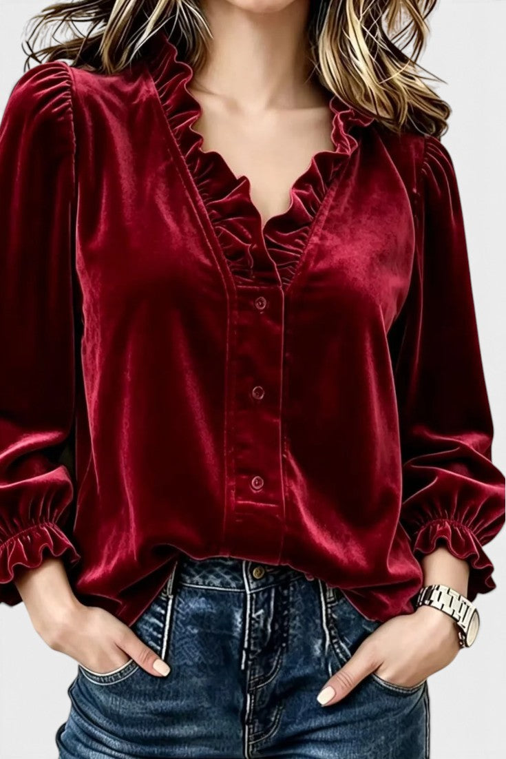 Blouse en velours Rovélia de Mahaute avec col V volanté et manches longues, portée élégante et sophistiquée.
