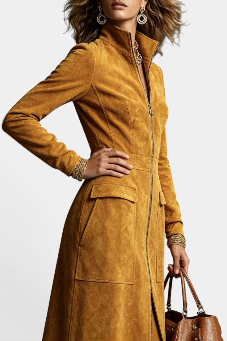 Robe longue effet daim Mahaute avec col montant zippé et poches plaquées, style élégant et tendance.