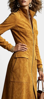 Robe longue effet daim Mahaute avec col montant zippé et poches plaquées, style élégant et tendance.
