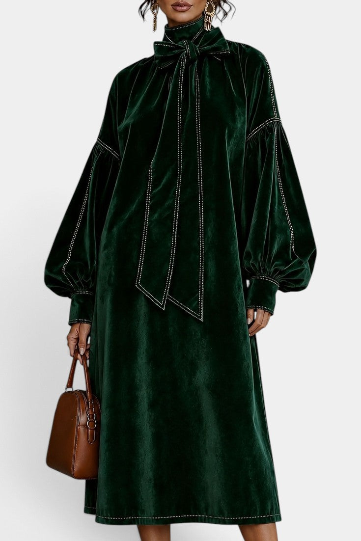 Robe mi-longue en velours Mahaute Théodeline avec col lavallière et manches bouffantes, vue de face.