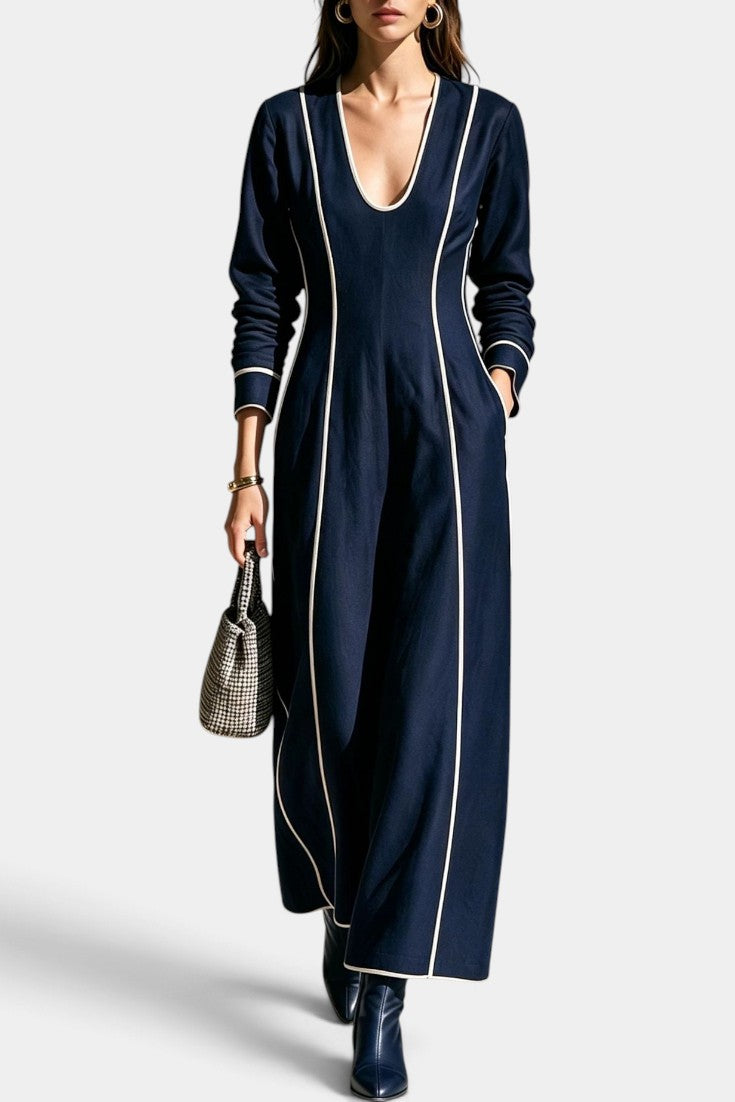 Robe longue Katrien Mahaute ajustée avec décolleté profond et finitions contrastées, tissu fluide et élégance sophistiquée.