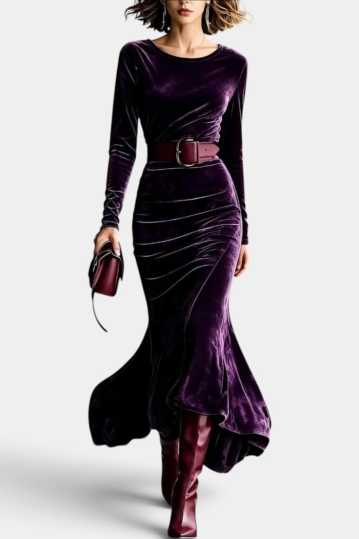 Robe longue en velours noire Mahaute avec drapé latéral et ourlet asymétrique, portée par un mannequin.