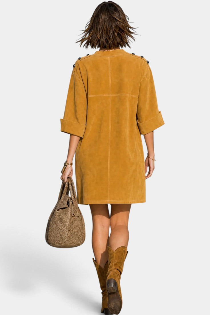 Robe courte Mahaute Éléonice en effet daim avec boutons aux épaules et poches plaquées, vue de face.