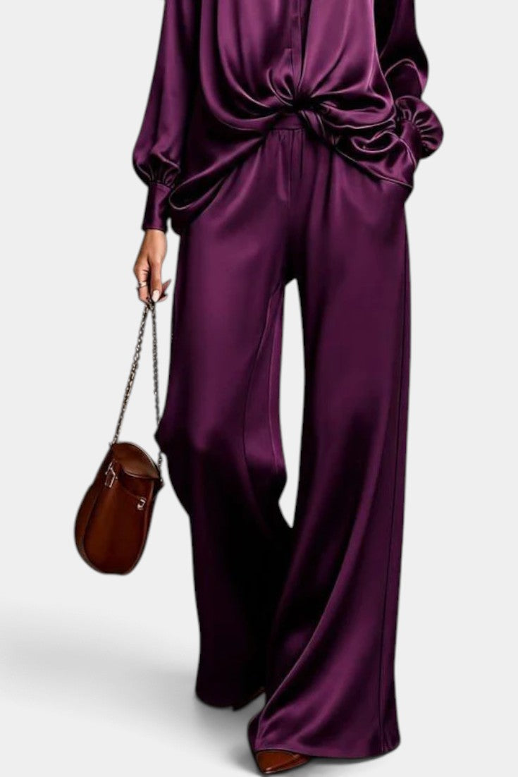 Ensemble satinée Mahaute Sévéria avec chemise nouée et pantalon large, tenue élégante en tissu brillant et fluide.