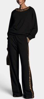 Ensemble Mahaute Valésia, pantalon large avec finitions dorées et col orné, style élégant et tendance en tissu léger.