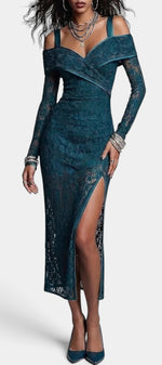 Robe longue en dentelle à épaules dénudées et fente haute de la marque Mahaute, vêtement élégant et féminin.
